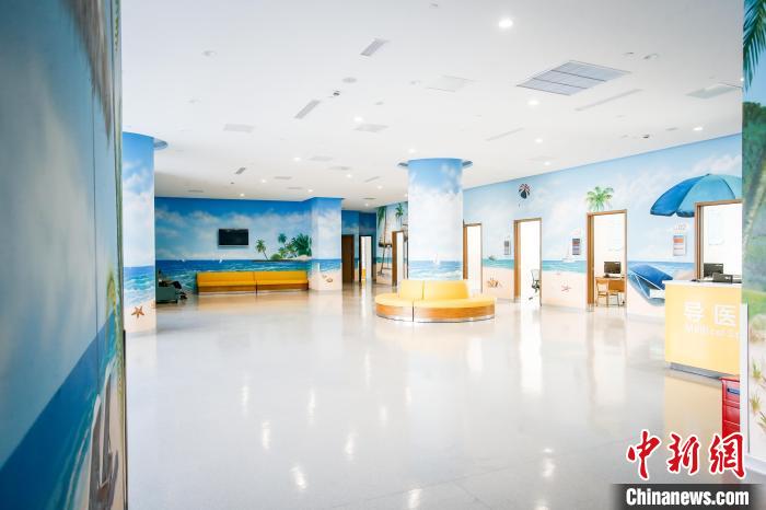 医院内随处可见的大幅壁画和彩绘。徐兰青 摄