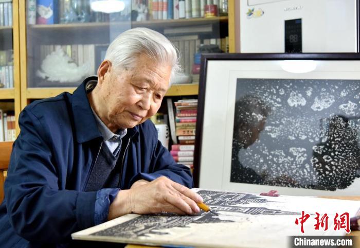 李训哲老人尽管已是耄耋之年，但是他依然坚持版画创作。　朱志庚 摄
