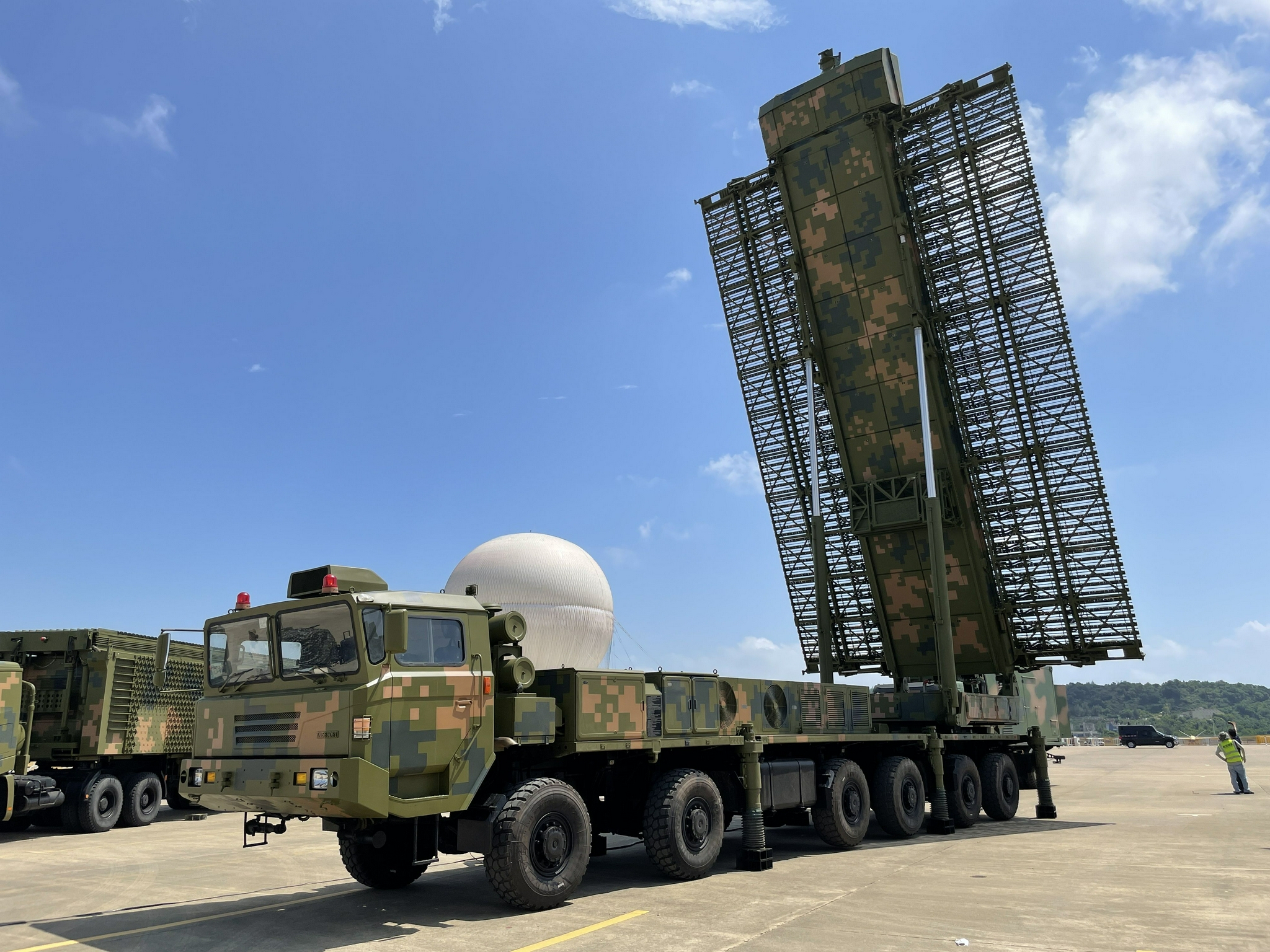 第13届珠海航展开幕地面情报雷达灵动家族首度亮相
