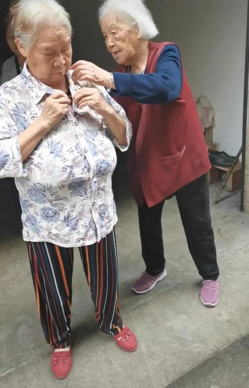 百岁老人偷偷给80岁女儿买衣服庆生，网友：希望我80岁时也有妈妈买衣服
