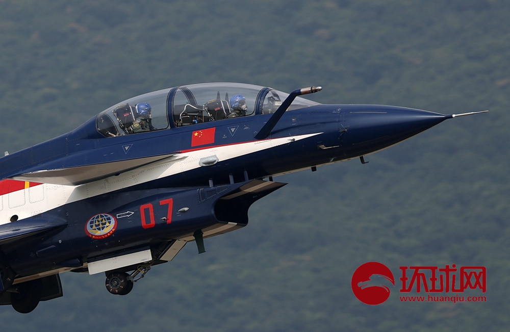 珠海航展六架歼10战机上演空中芭蕾