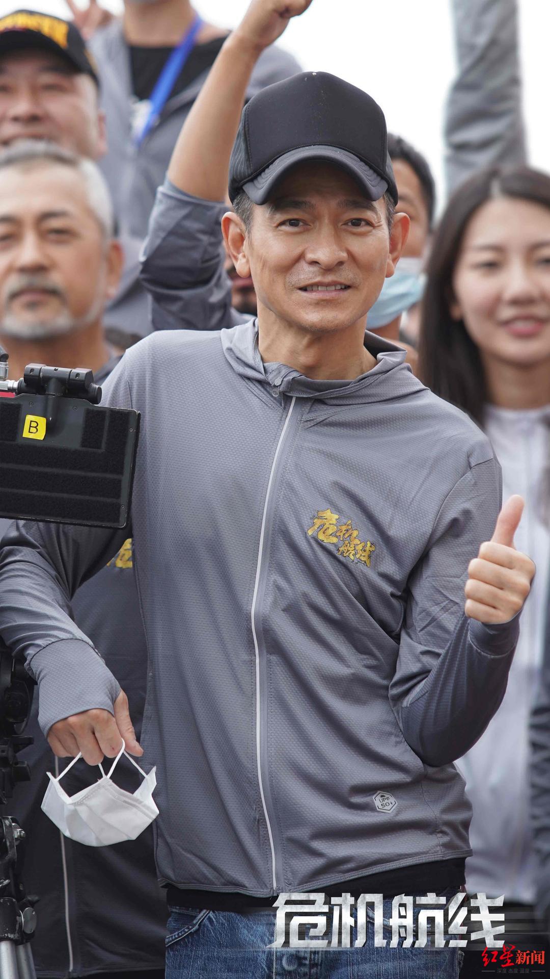 正文  影片开拍之际正值刘德华生日,剧组也为他送上生日祝福.