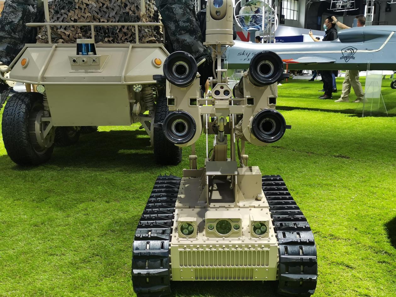 携带反坦克导弹的履带式无人作战车辆.