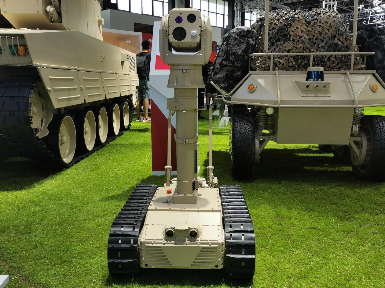 配备光电侦察设备的无人车辆.