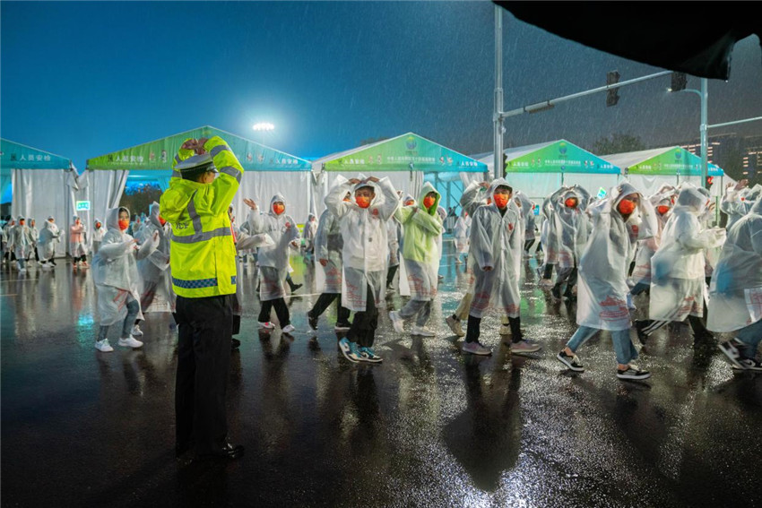 快看！全运会闭幕式后，他们“抱警”了！休闲区蓝鸢梦想 - Www.slyday.coM