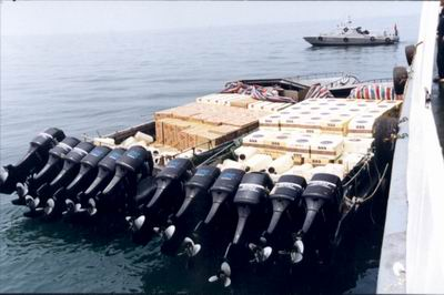 关掉了自己船上的灯,如果不是因为走私船"大飞"的马力大到有阵阵轰鸣