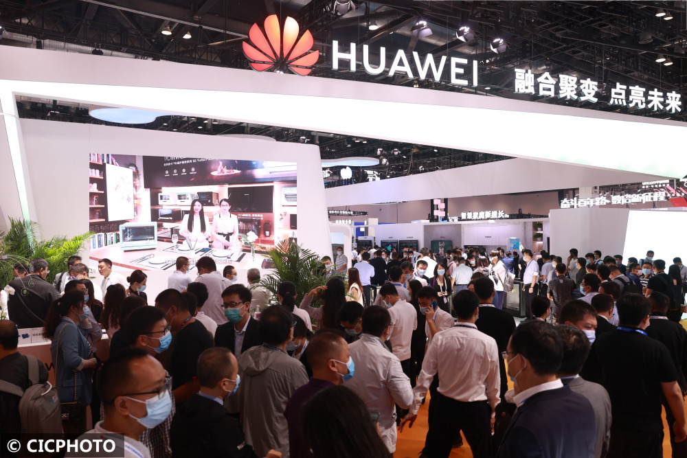 观众在参观华为展台.cicphoto/陈晓根 摄