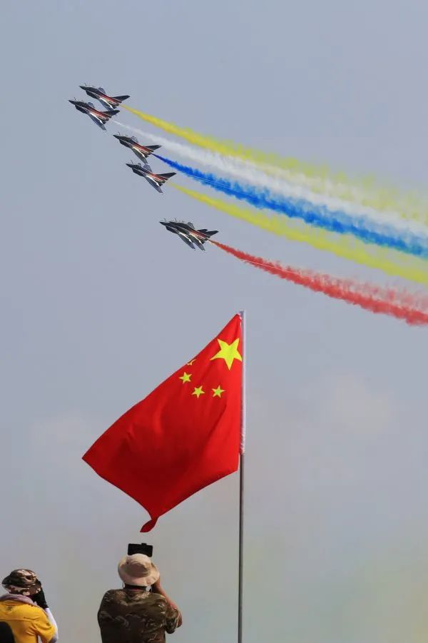 9月28日,中国空军八一飞行表演队的歼-10战机编队在第十三届中国