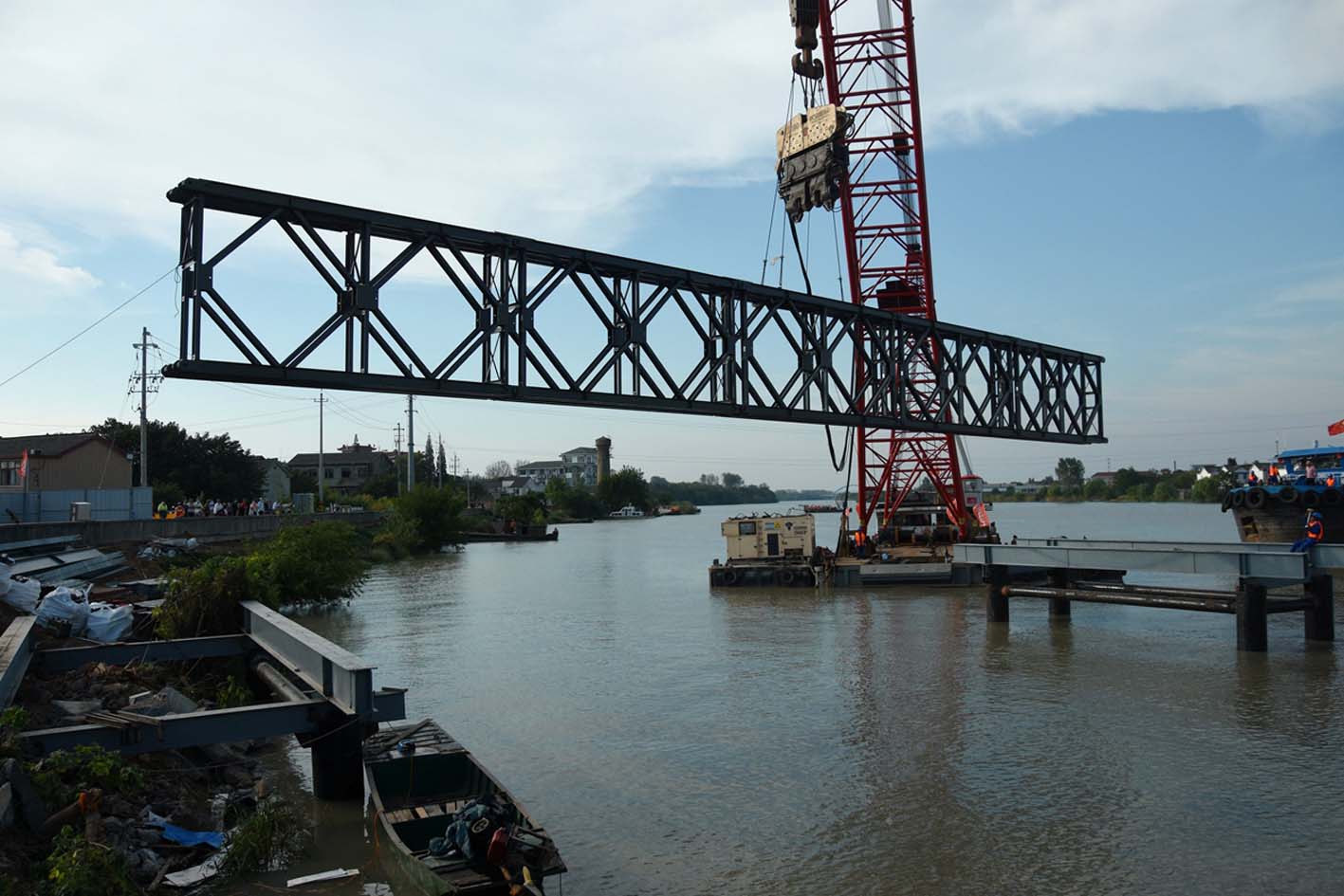 第一跨贝雷梁架设完成山河岛钢便桥有望10月中旬通行