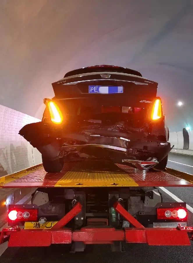 浙江隧道发生车祸，12岁女儿目睹母亲被撞身亡！休闲区蓝鸢梦想 - Www.slyday.coM