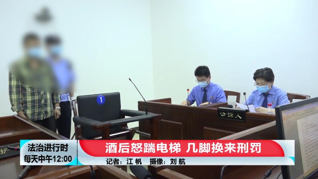 北京奇案：男子飞起两脚将电梯门踹到严重变形，监控记录全过程休闲区蓝鸢梦想 - Www.slyday.coM