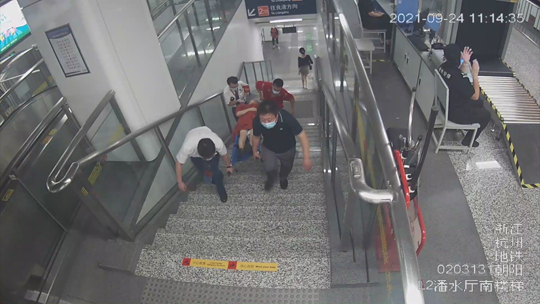 杭州地铁上一女子晕倒，丈夫怎么喊都没反应！他冲了上去：“别怕，我是医生……”休闲区蓝鸢梦想 - Www.slyday.coM