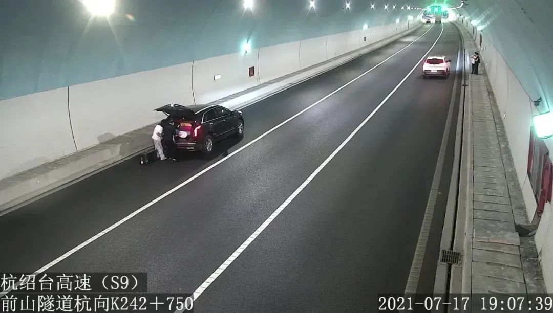 浙江隧道发生车祸，12岁女儿目睹母亲被撞身亡！休闲区蓝鸢梦想 - Www.slyday.coM