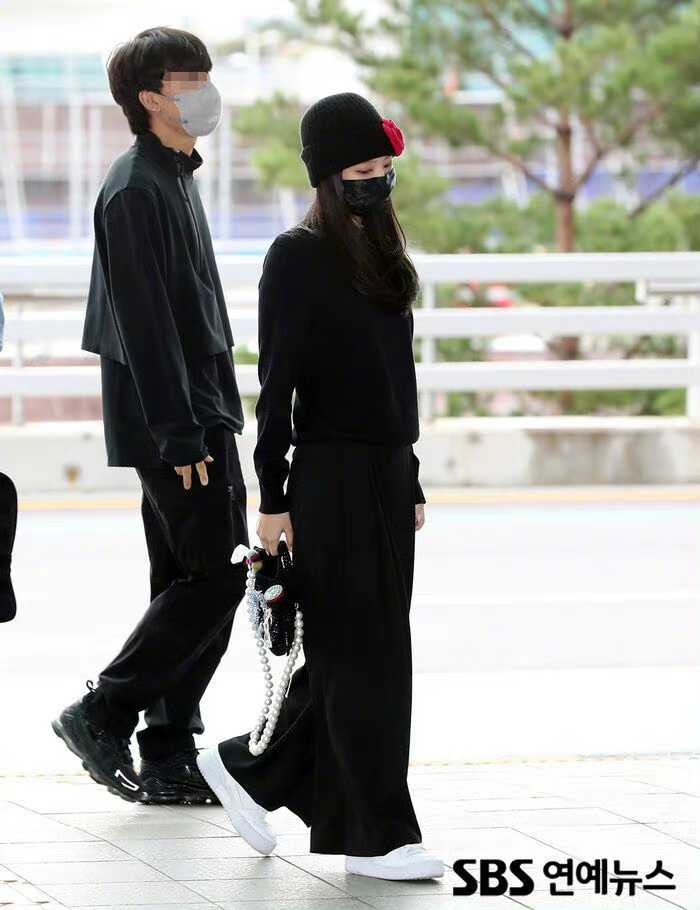 jennie赴时装周机场穿搭亮点满满越来越有男友权志龙的味道