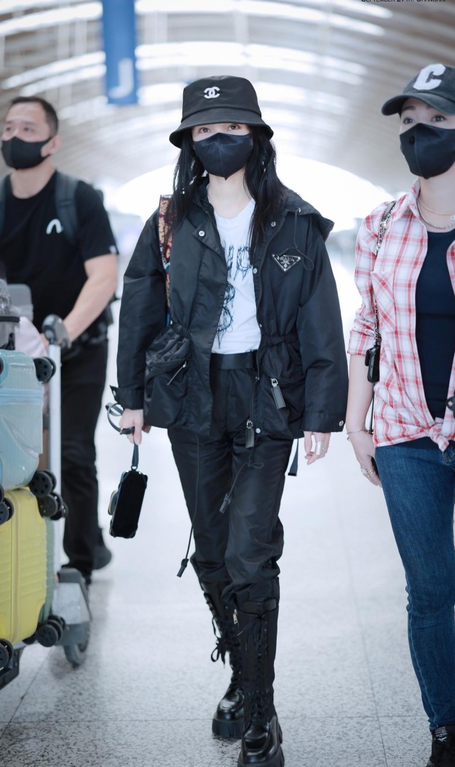 一身黑的张韶涵太酷了,高筒马丁靴帅到不敢认,小个子女生看过来休闲区蓝鸢梦想 - Www.slyday.coM 一身黑的张韶涵太酷了,高筒马丁靴帅到不敢认,小个子女生看过来休闲区蓝鸢梦想 - Www.slyday.coM