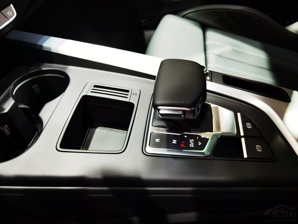 全新奔驰C级品牌溢价虚高 对比3系和A4L还有优势吗？