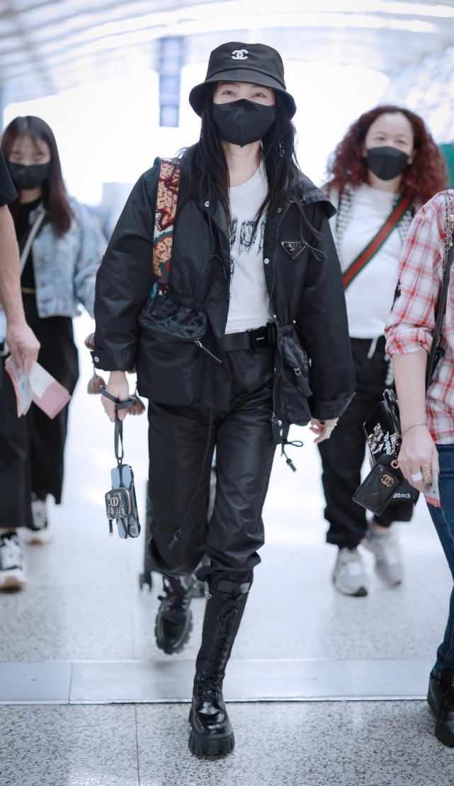 一身黑的张韶涵太酷了,高筒马丁靴帅到不敢认,小个子女生看过来休闲区蓝鸢梦想 - Www.slyday.coM 一身黑的张韶涵太酷了,高筒马丁靴帅到不敢认,小个子女生看过来休闲区蓝鸢梦想 - Www.slyday.coM