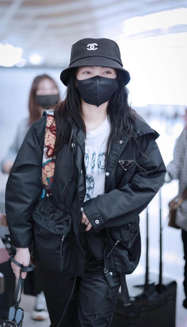 一身黑的张韶涵太酷了,高筒马丁靴帅到不敢认,小个子女生看过来休闲区蓝鸢梦想 - Www.slyday.coM 一身黑的张韶涵太酷了,高筒马丁靴帅到不敢认,小个子女生看过来休闲区蓝鸢梦想 - Www.slyday.coM