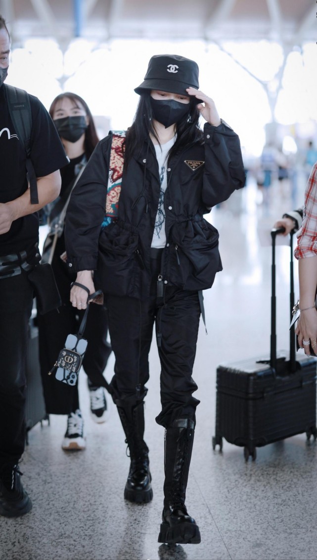 一身黑的张韶涵太酷了,高筒马丁靴帅到不敢认,小个子女生看过来休闲区蓝鸢梦想 - Www.slyday.coM 一身黑的张韶涵太酷了,高筒马丁靴帅到不敢认,小个子女生看过来休闲区蓝鸢梦想 - Www.slyday.coM