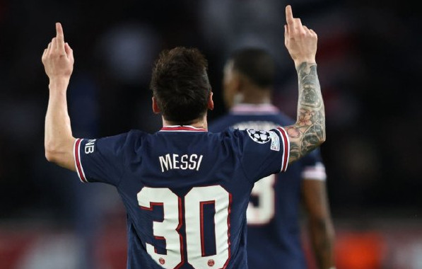 名场面！梅西防守任意球太拼了，伤停补时球王直接躺地充当人墙休闲区蓝鸢梦想 - Www.slyday.coM