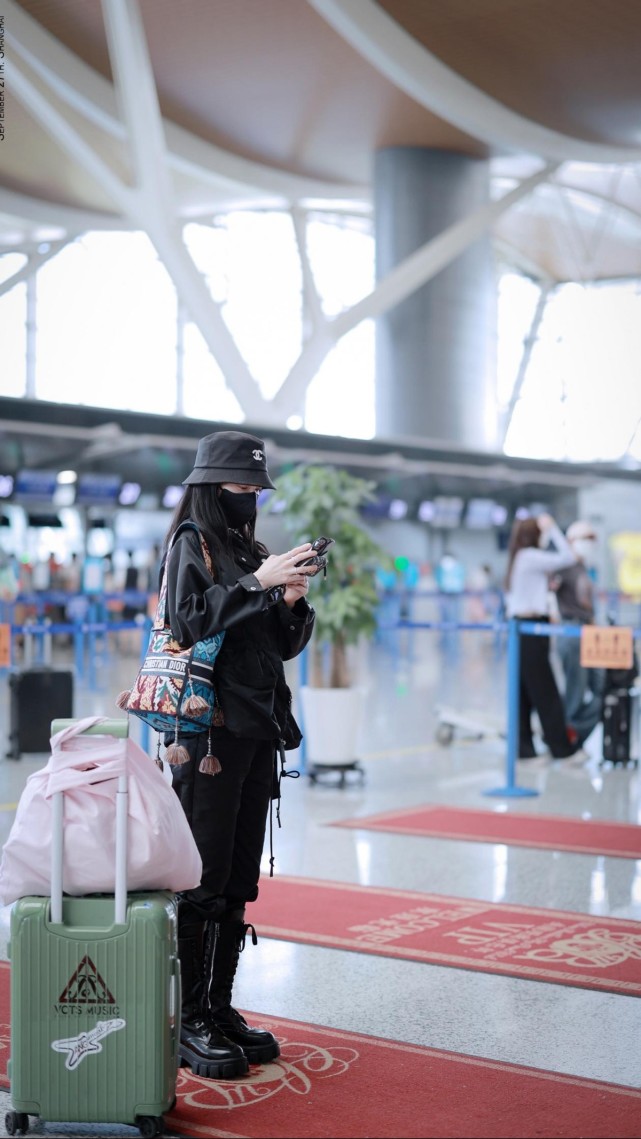 一身黑的张韶涵太酷了,高筒马丁靴帅到不敢认,小个子女生看过来休闲区蓝鸢梦想 - Www.slyday.coM 一身黑的张韶涵太酷了,高筒马丁靴帅到不敢认,小个子女生看过来休闲区蓝鸢梦想 - Www.slyday.coM