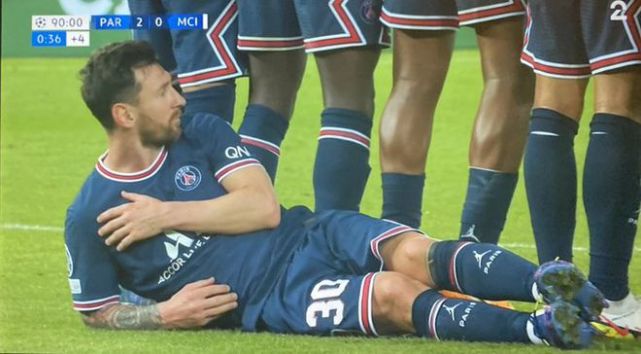 欧冠名场面：梅西91分钟卧草当人墙 以前哪干过这活？休闲区蓝鸢梦想 - Www.slyday.coM