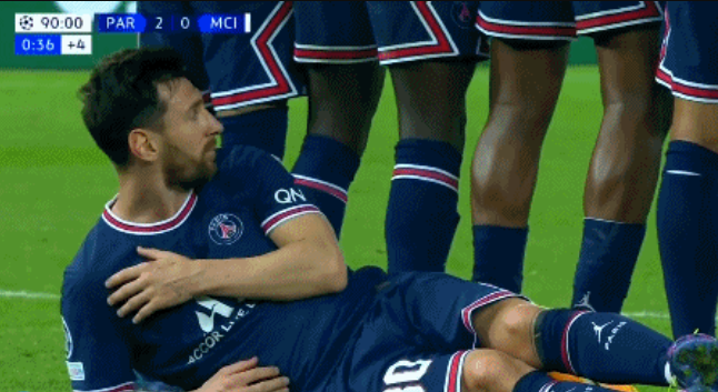 名场面！梅西防守任意球太拼了，伤停补时球王直接躺地充当人墙休闲区蓝鸢梦想 - Www.slyday.coM