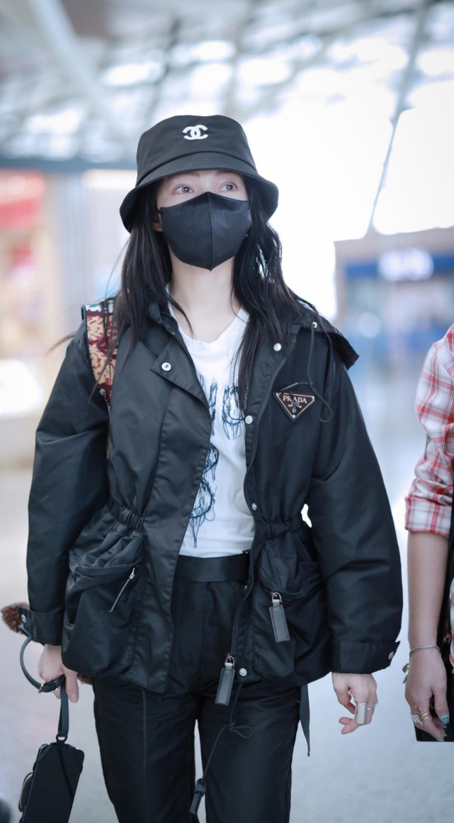 一身黑的张韶涵太酷了,高筒马丁靴帅到不敢认,小个子女生看过来休闲区蓝鸢梦想 - Www.slyday.coM 一身黑的张韶涵太酷了,高筒马丁靴帅到不敢认,小个子女生看过来休闲区蓝鸢梦想 - Www.slyday.coM