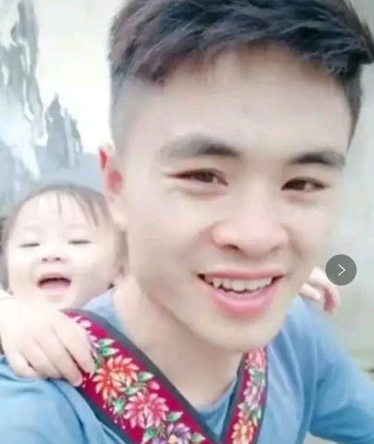 在爸爸外卖箱里长大的小女孩,你的笑容让我们醉了休闲区蓝鸢梦想 - Www.slyday.coM