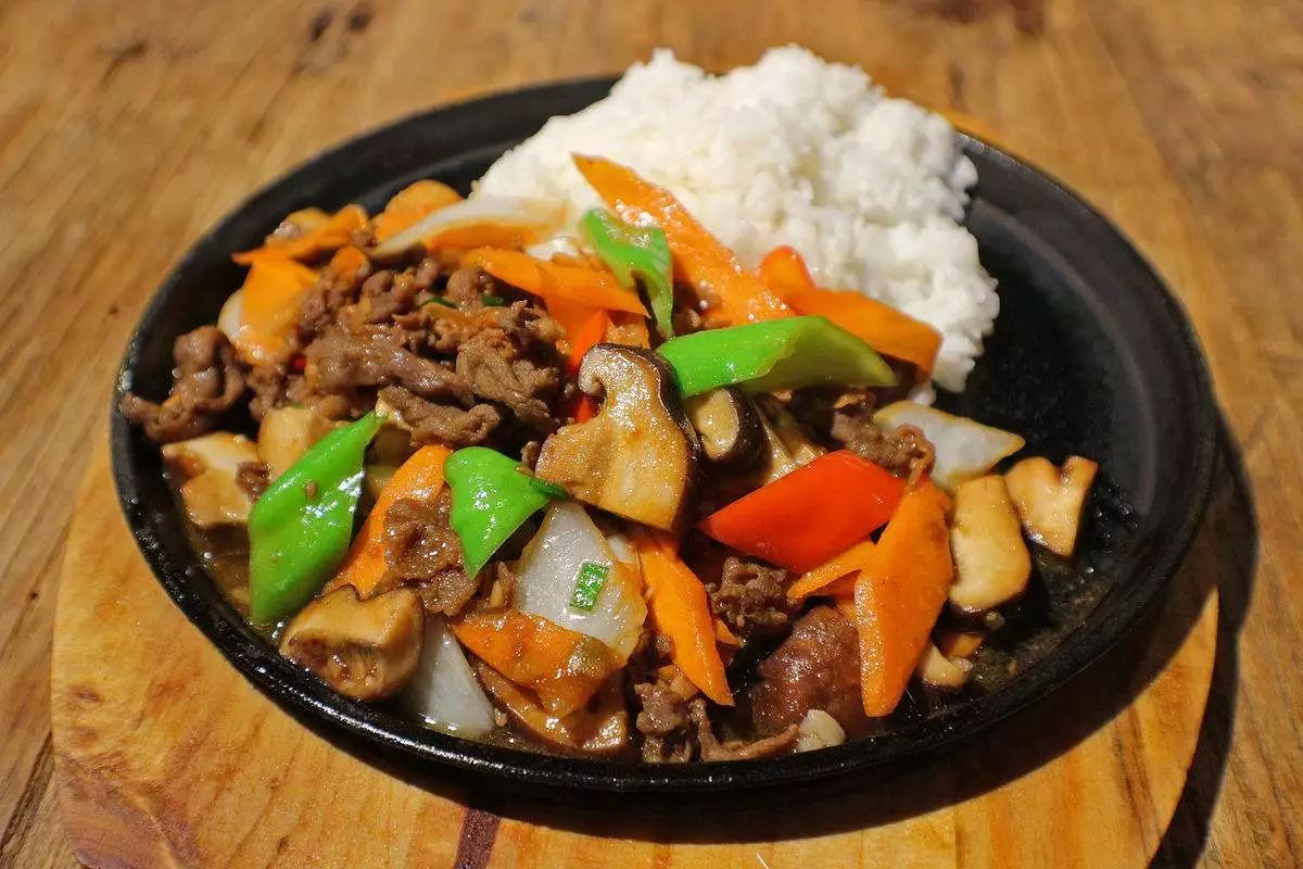 韭黄牛肉盖饭|韭黄|牛肉|葱姜_新浪新闻