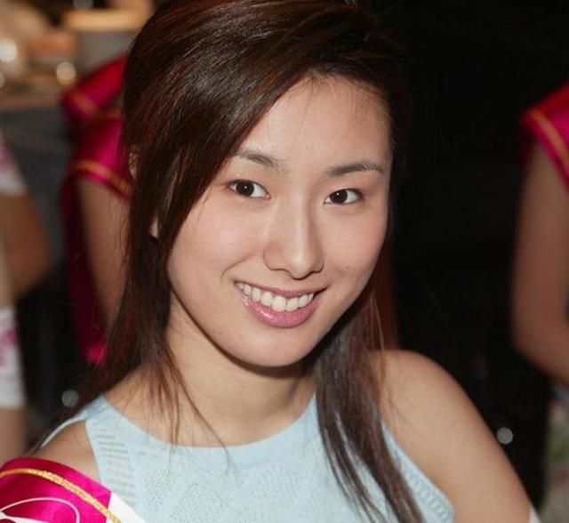 67岁老戏骨李影当众亲吻年轻帅哥被拍,大方回应:做人开心最重要