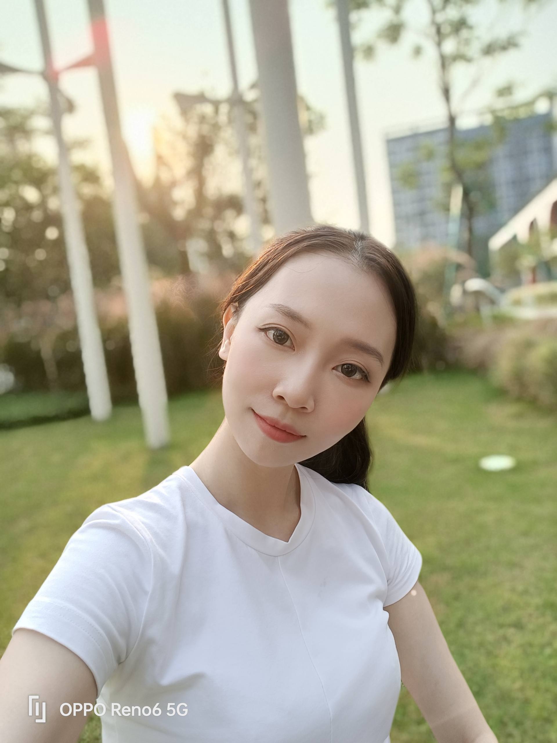 除此之外,oppo reno6也拥有全新的ai焕采美妆,焕采光斑人像两大影像黑