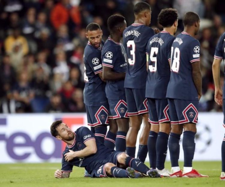 一战征服所有人！梅西当人墙的图火了，太服气，姆巴佩赛后搂着他休闲区蓝鸢梦想 - Www.slyday.coM