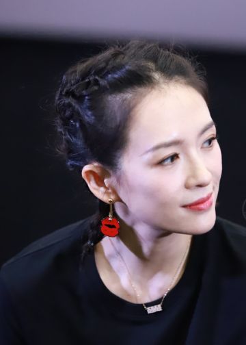 《我和我的父辈》首映礼：吴磊裤子太搞笑,章子怡梳鱼骨辫减龄休闲区蓝鸢梦想 - Www.slyday.coM