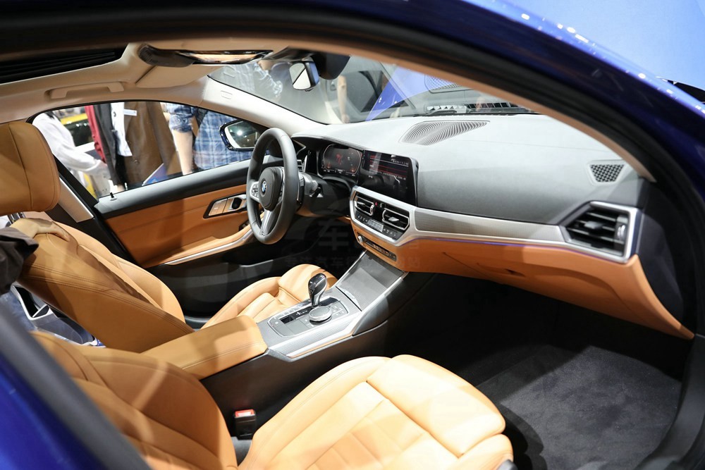 全新奔驰C级品牌溢价虚高 对比3系和A4L还有优势吗？