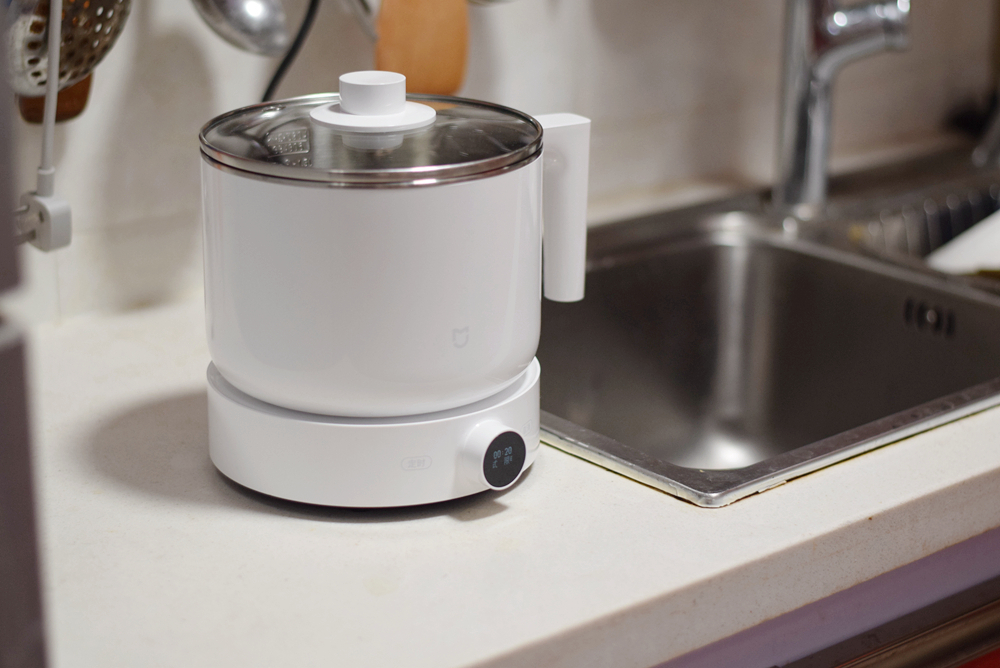 在多功能锅中间位置印有米家的logo这也说明了它为小米米家产品,这款