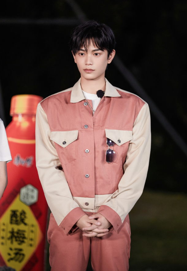 丁禹兮综艺剧照,粉色拼接外套极具青春活力,彰显干净少年感