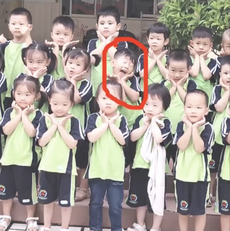 一直是人群中的焦点,孩子上幼儿园的前后对比太鲜明,网友:优秀休闲区蓝鸢梦想 - Www.slyday.coM 一直是人群中的焦点,孩子上幼儿园的前后对比太鲜明,网友:优秀休闲区蓝鸢梦想 - Www.slyday.coM