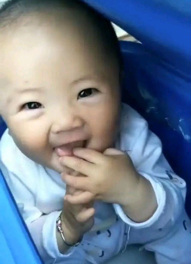 在爸爸外卖箱里长大的小女孩,你的笑容让我们醉了休闲区蓝鸢梦想 - Www.slyday.coM