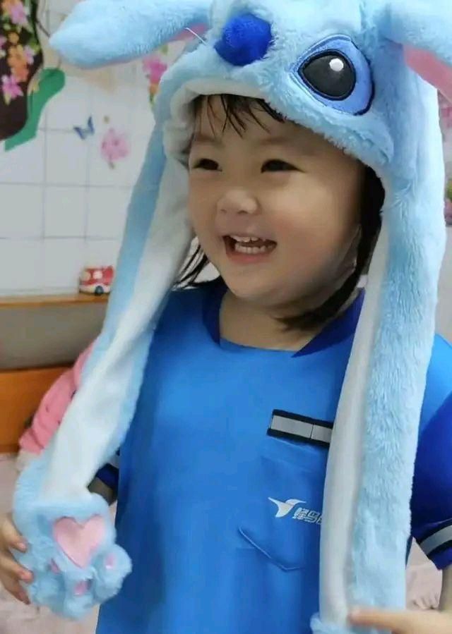 在爸爸外卖箱里长大的小女孩,你的笑容让我们醉了休闲区蓝鸢梦想 - Www.slyday.coM