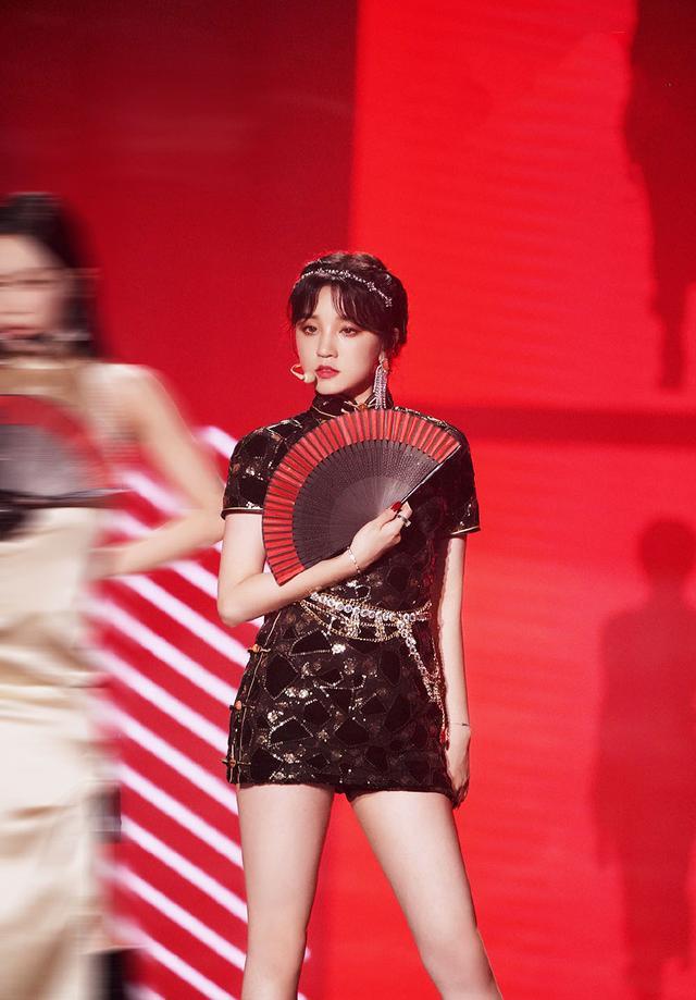 宋雨琦的女团身材真优越,穿漆皮旗袍大方秀长腿,咋看咋惊艳