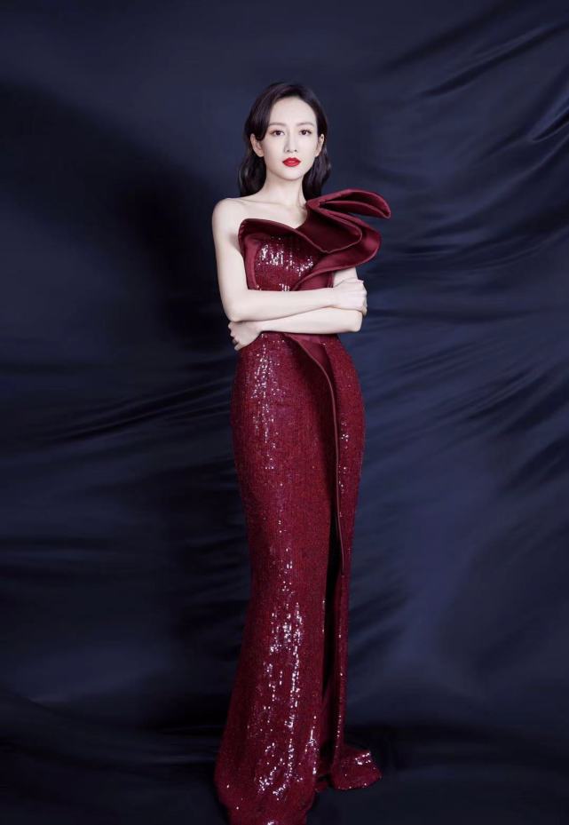 王鸥这一身枣红礼服很有feel,适合节日出活动借鉴|王鸥|礼服|色调