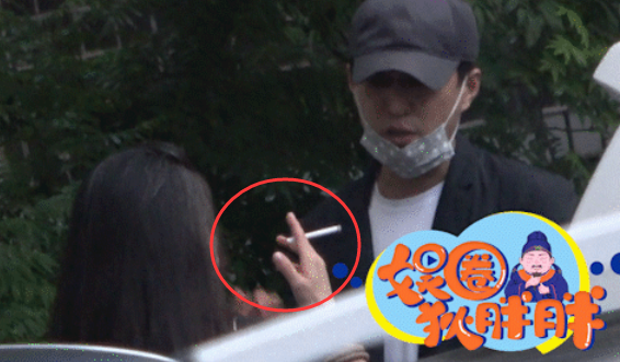 靳东夫妇罕同框李佳挽老公胳臂超甜夫妻俩抽烟聊天默契十足