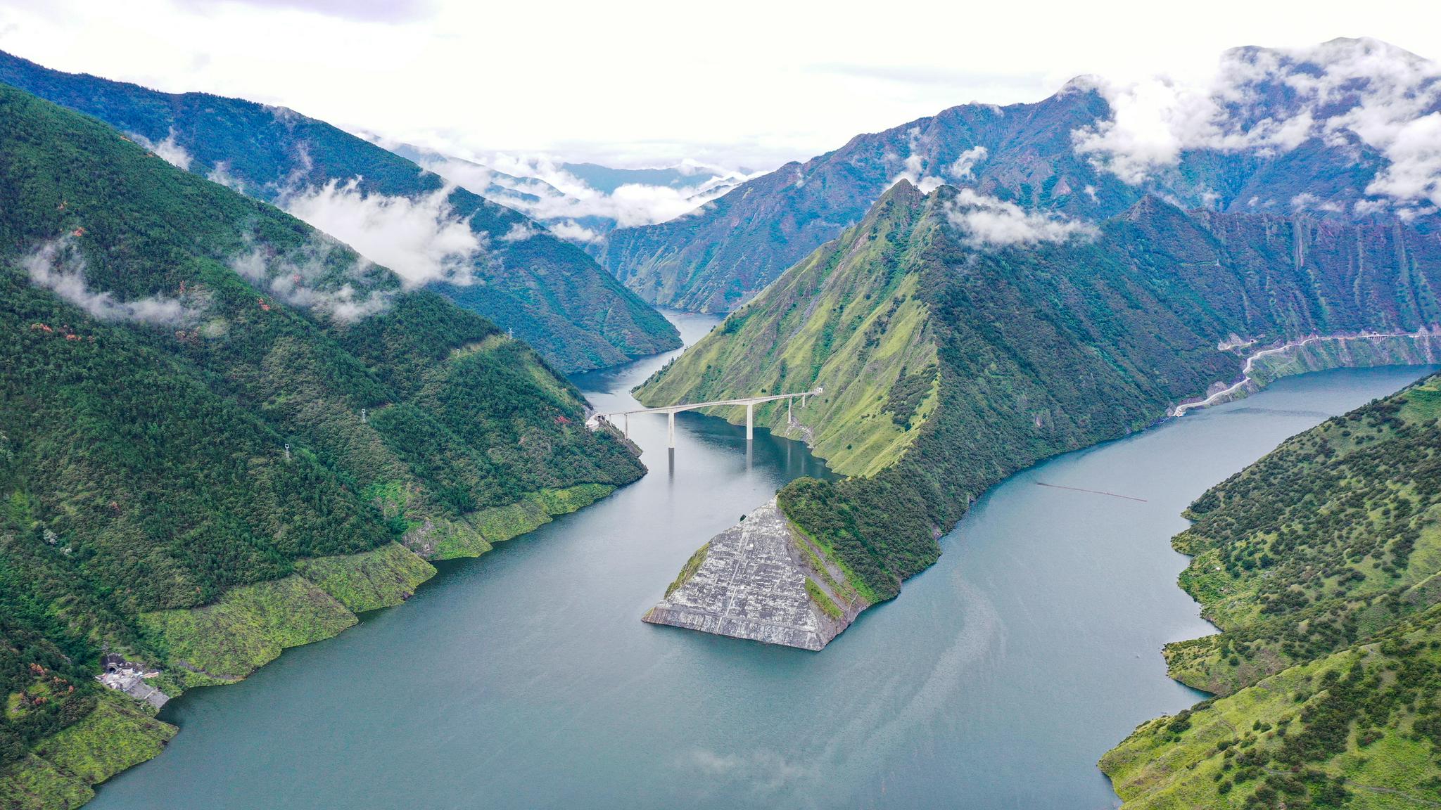 雅砻江两河口水电站首批机组发电