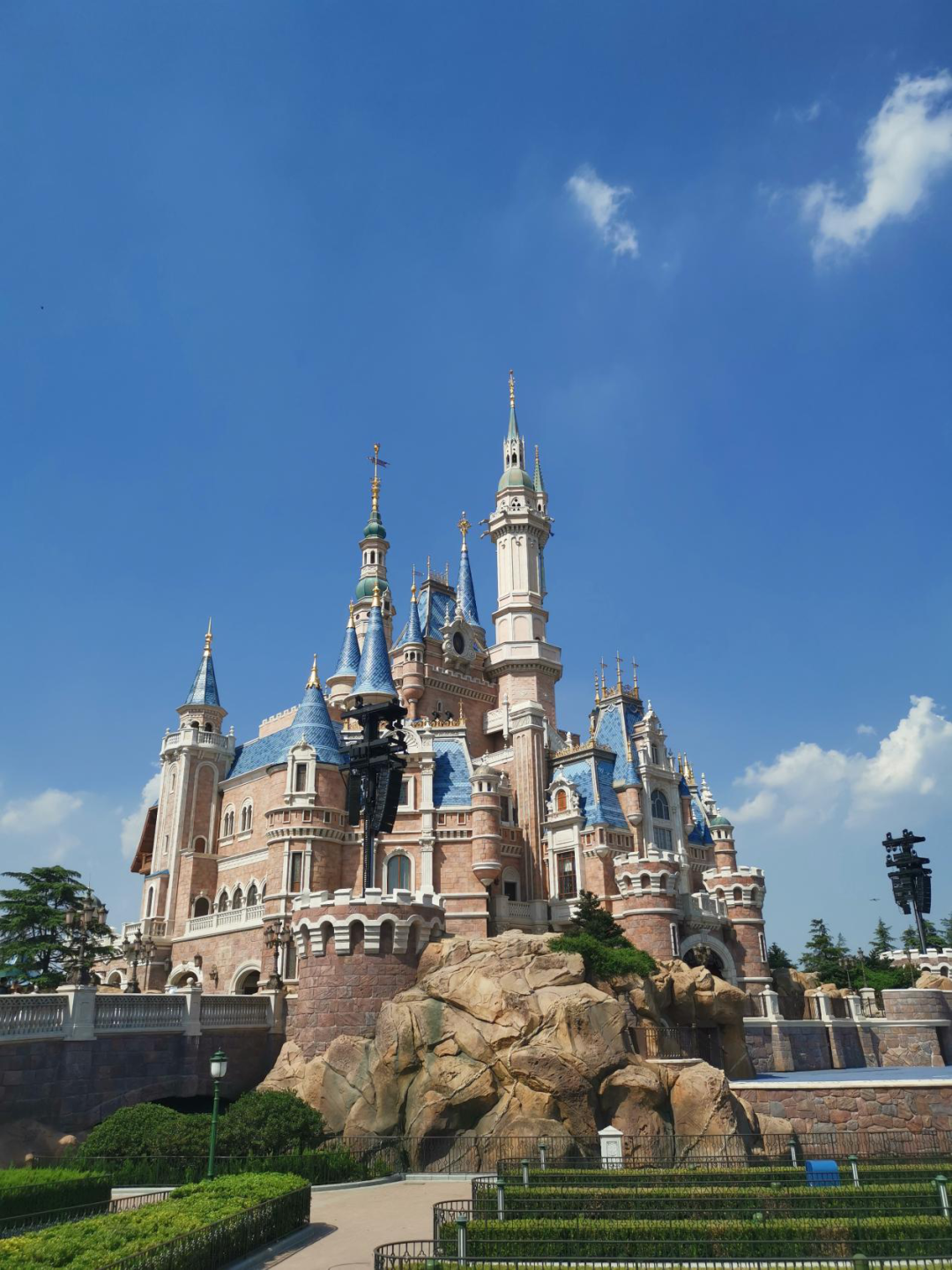 上海迪士尼度假区的标志性建筑城堡&nbsp; 中房报记者 李叶/摄