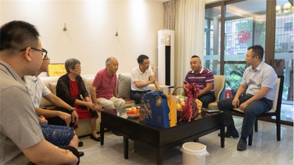 碧桂园登门拜访业主(央广网发 碧桂园供图)