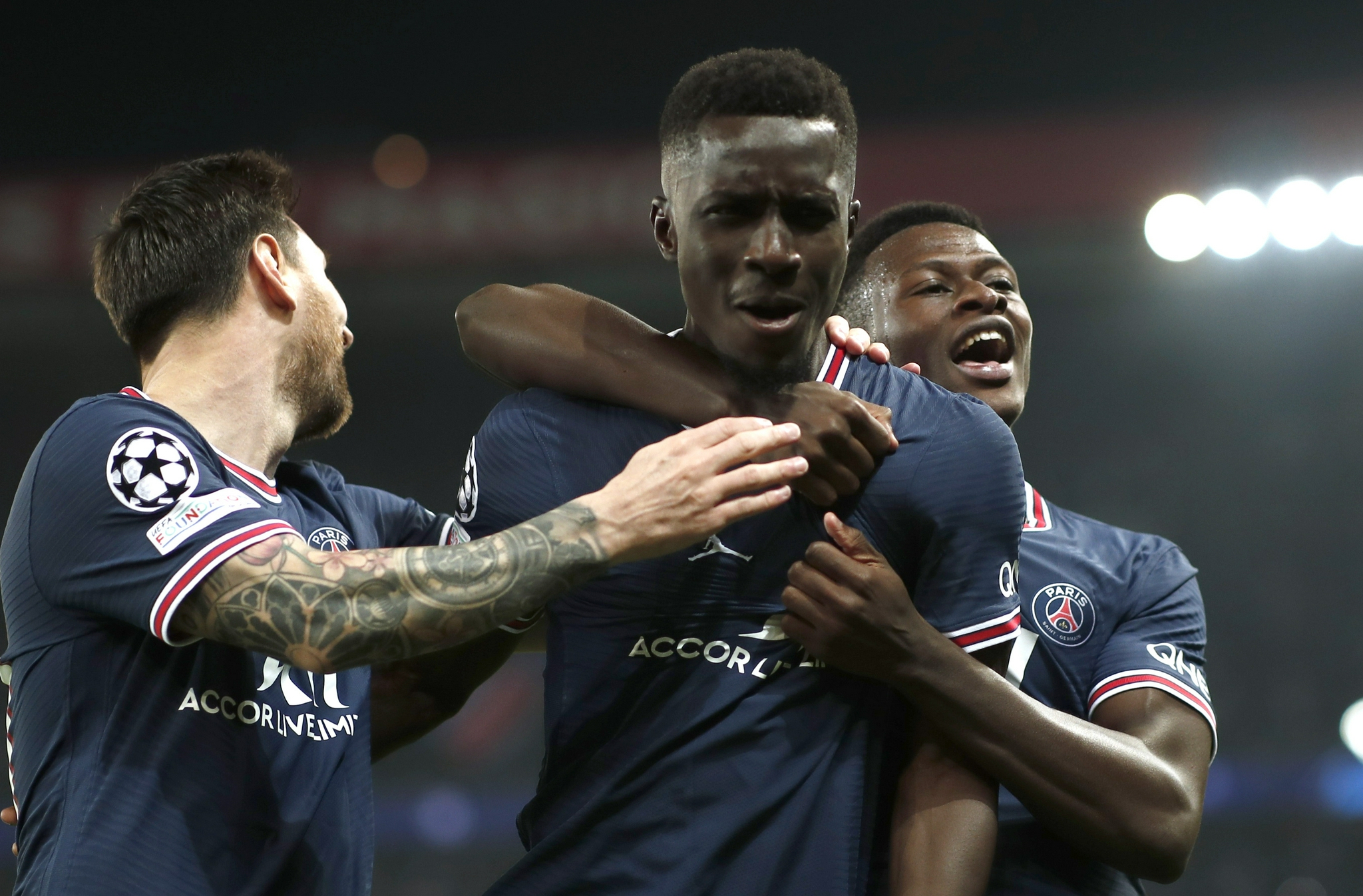 足球——欧冠联赛:巴黎圣日耳曼胜曼城__财经头条