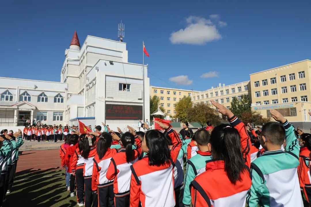 【升国旗 迎国庆】市第五小学升国旗庆“十一”休闲区蓝鸢梦想 - Www.slyday.coM