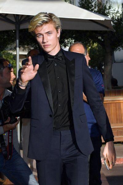 22岁男模幸运蓝官宣非裔爱妻怀二胎亲吻孕肚幸福得无惧露齿笑