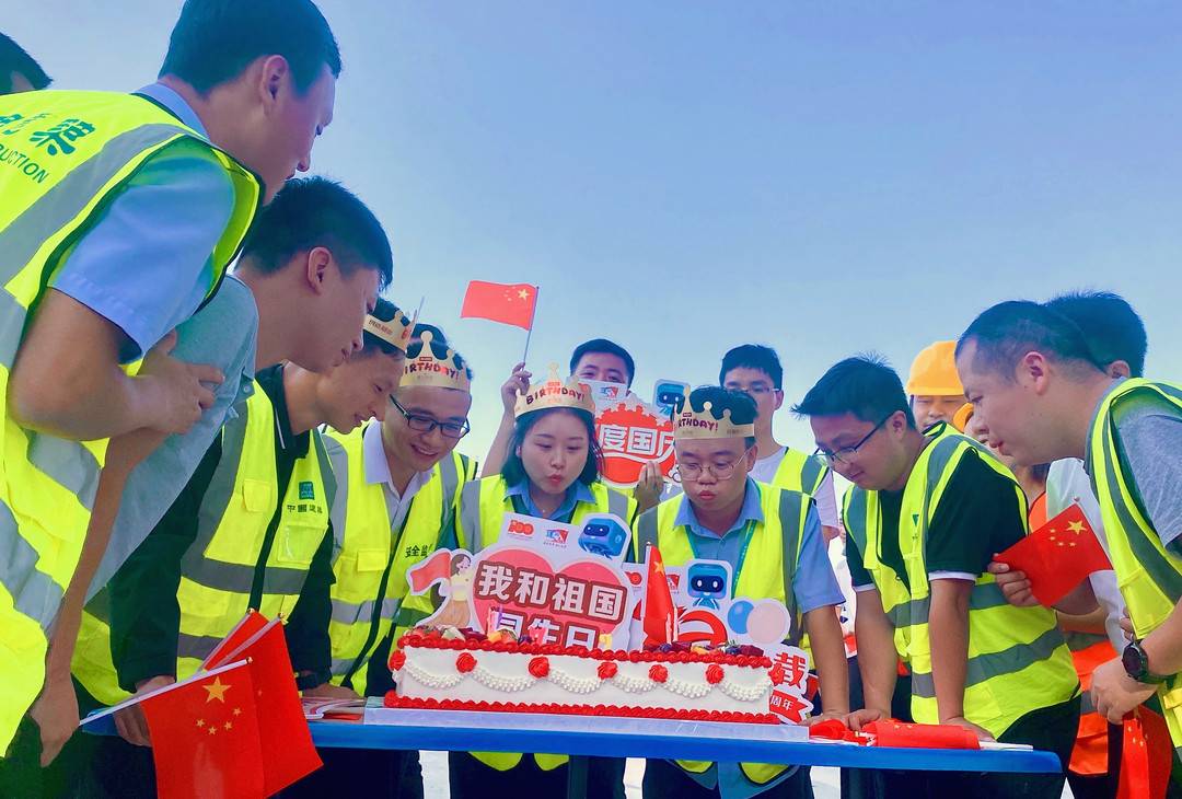 学党史挂国旗 四川建筑工地为祖国庆生休闲区蓝鸢梦想 - Www.slyday.coM